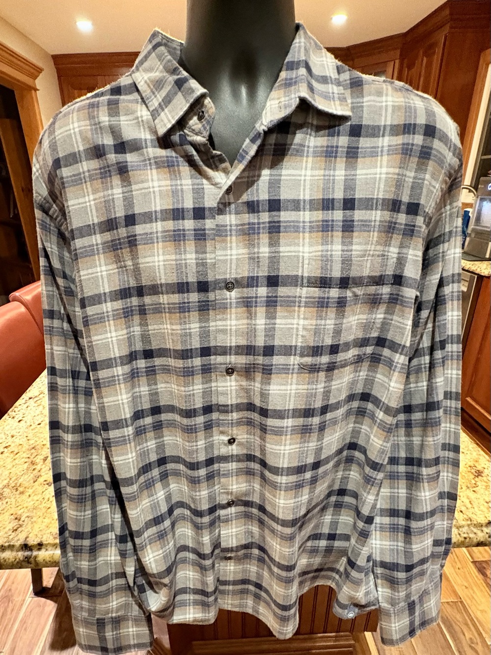 Peter Millar men’s button front flannel shirt. Sharp grey/ blue plaid with logo.